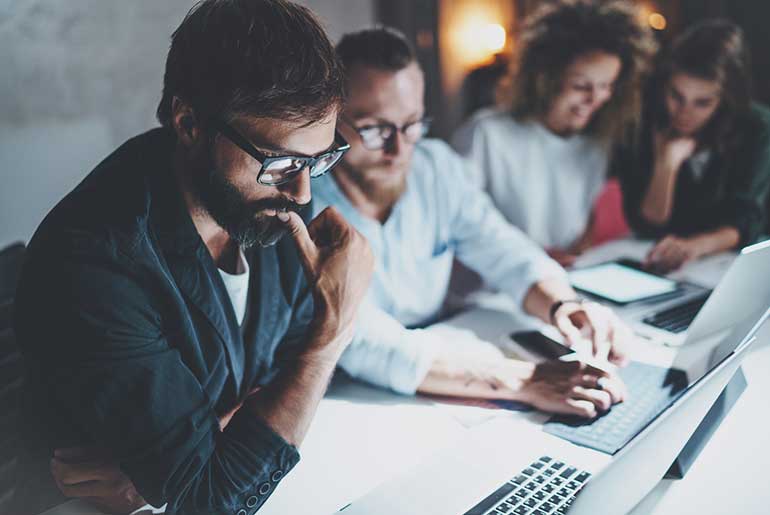 Gruppo di persone che lavorano sui loro laptop