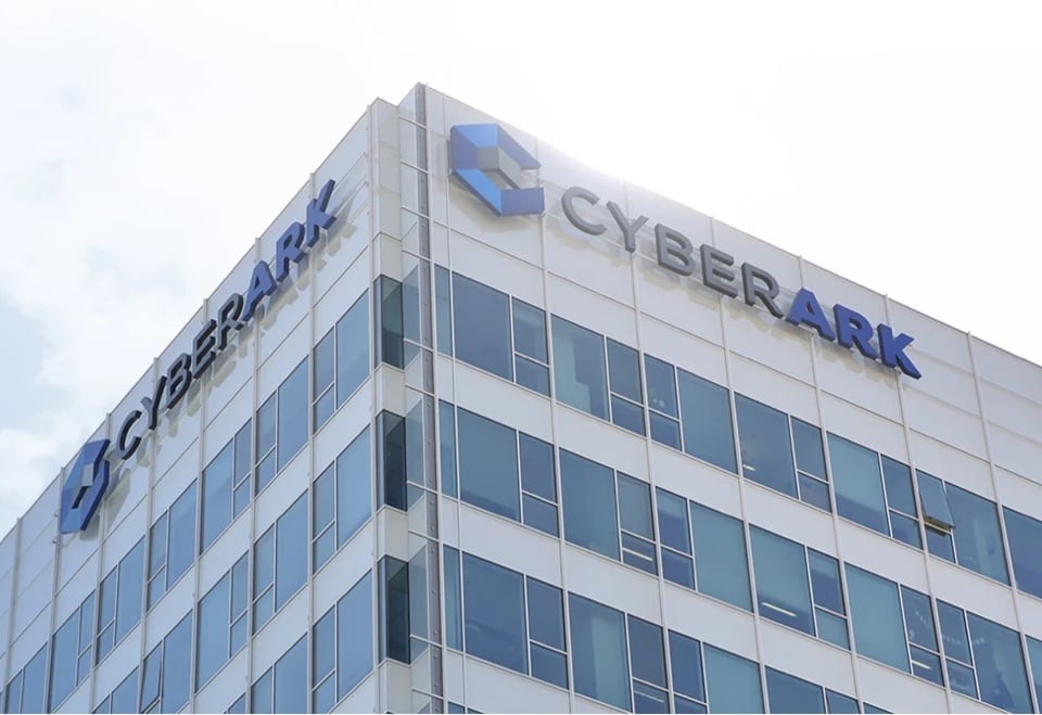 Japan-HP-StackedCallout2 CyberArk office