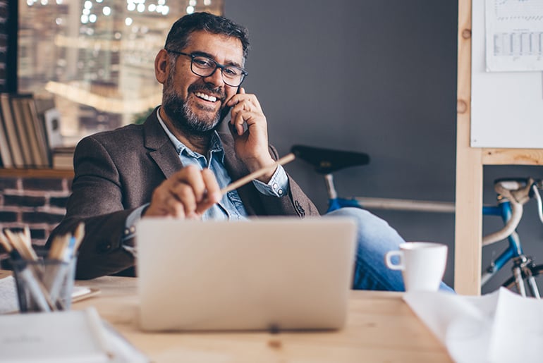 homme souriant, en conversation, au téléphone