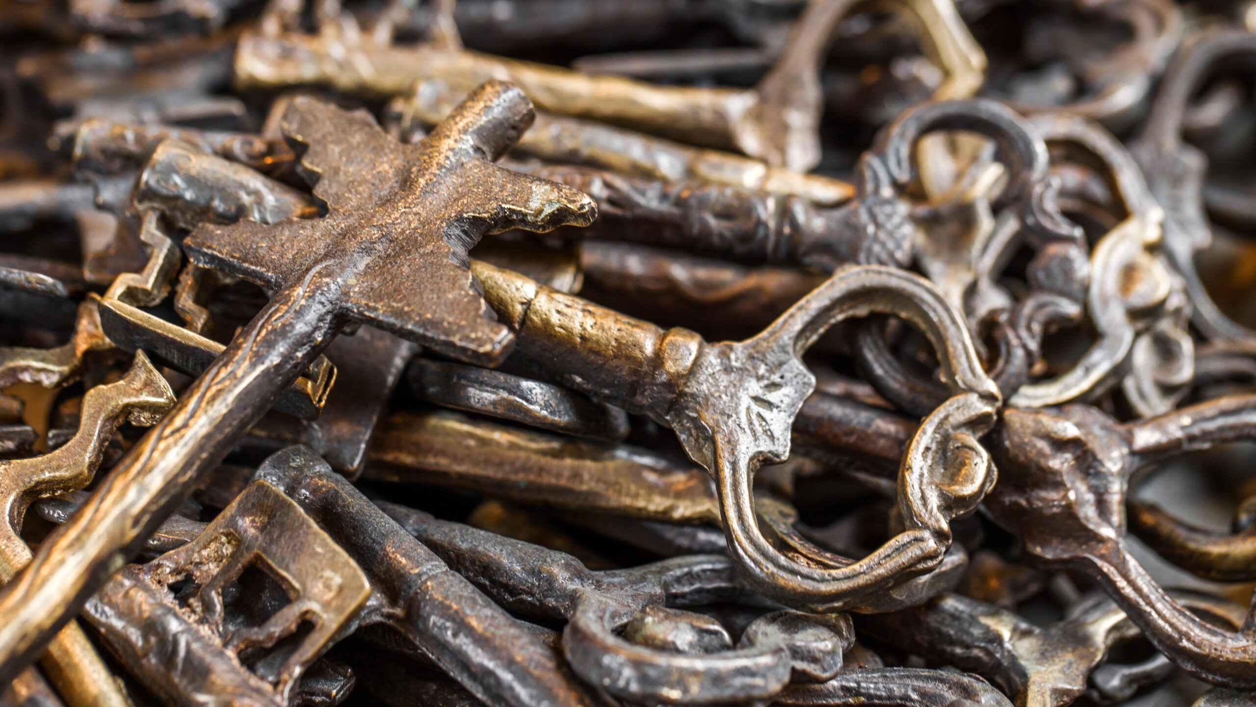 Image of a pile of metal, antique-looking skeleton keys.