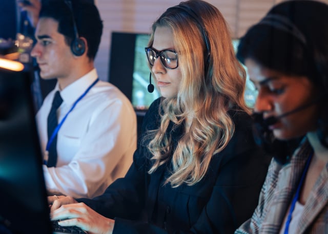 3-people-wearing-headsets-at-work_640x457 3-people-wearing-headsets-at-work_640x457