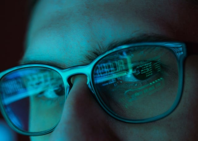 Man-glasses-upclose_640x457 Man-glasses-upclose_640x457