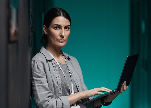 woman-holding-laptop woman-holding-laptop-640