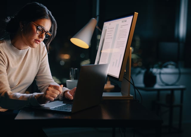 woman-sitting-at-desk woman-sitting-at-desk-640