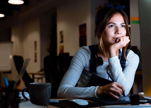 woman-smiling-using-desktop-computer_640x457 woman-smiling-using-desktop-computer_640x457