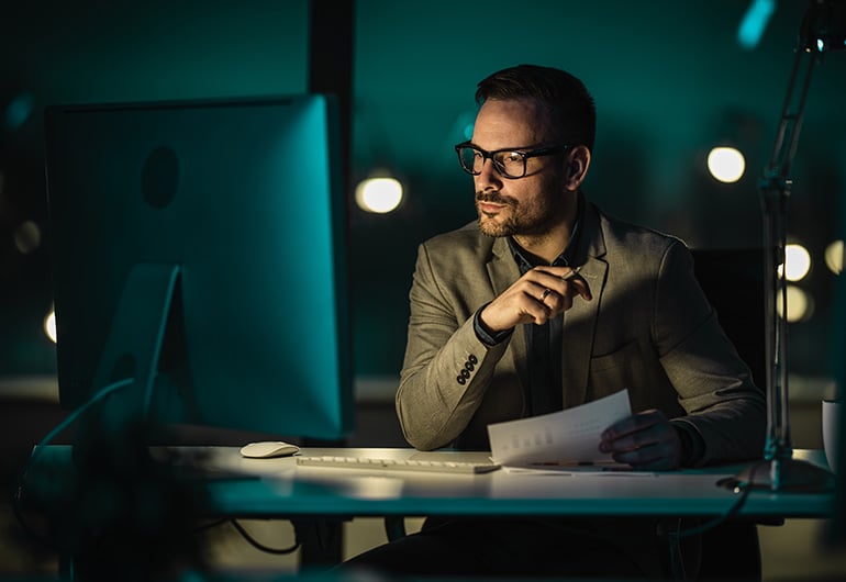 Mann dunkles Büro Computer